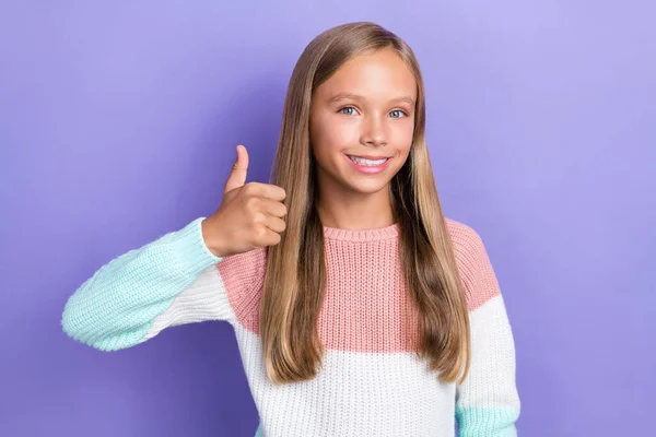 Foto Menina Alegre Camisola Moda Levantar Braço Desfrutar Roupas Qualidade — Fotografia de Stock