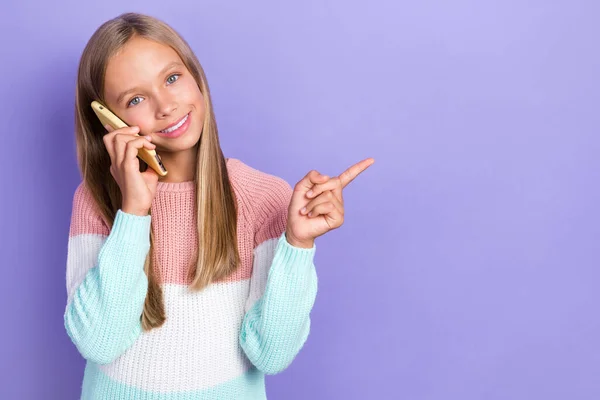 Photo Cheerful Little Girl Speak Device Hand Show Empty Space — Stock Photo, Image