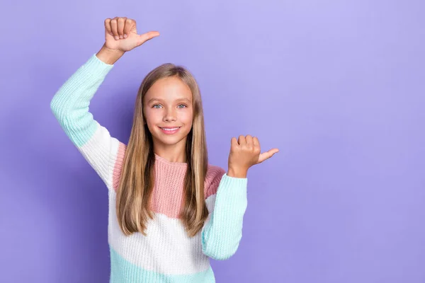 Retrato Menina Satisfeita Levantar Dois Braço Índice Direto Espaço Vazio — Fotografia de Stock