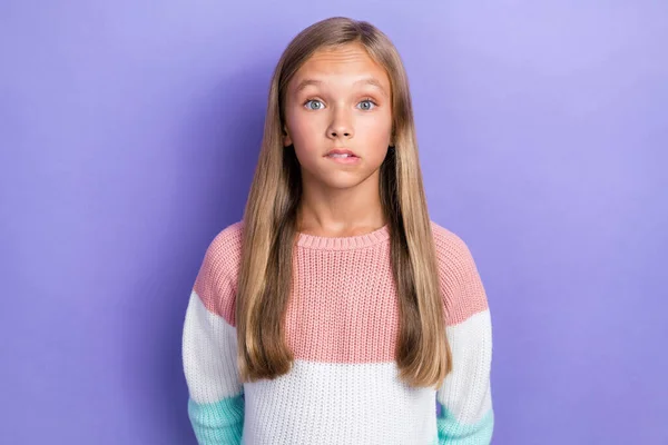 Фото Смущённой Девушки Одетой Модный Пуловер Впечатлило Новость Изолированной Фиолетовом — стоковое фото