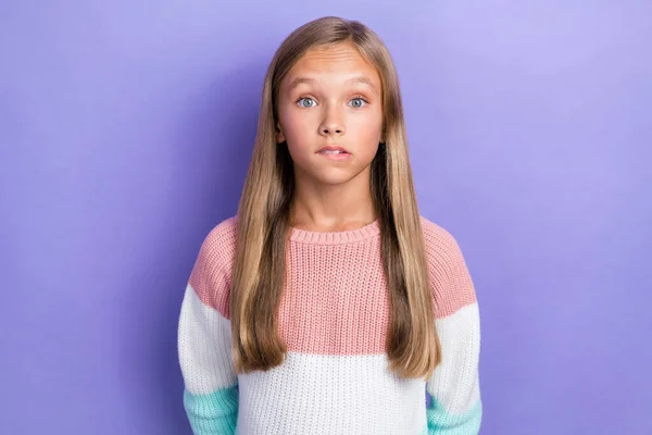 Foto Chica Avergonzada Vestida Moda Pullover Impresionado Noticias Aisladas Fondo —  Fotos de Stock