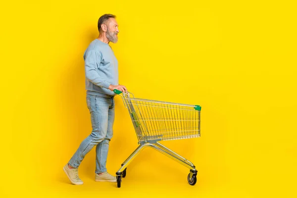 Ganzes Profil Porträt Von Älteren Menschen Schieben Einkaufswagen Suchen Leeren — Stockfoto