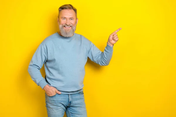Photo Excited Cheerful Man Pensioner Dressed Blue Pullover Pointing Finger — Stock Photo, Image