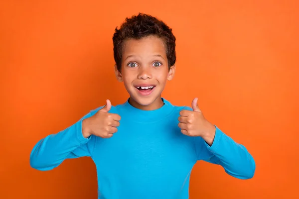 Крупный План Фото Веселый Позитивный Мальчик Две Руки Продемонстрировать Знак — стоковое фото