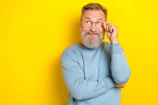 Foto Pensativo Homem Funky Pensioner Vestido Azul Pulôver Braço Óculos — Fotografia de Stock