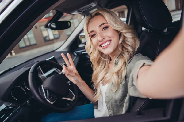 Retrato Atractiva Persona Rizada Sentado Asiento Del Conductor Del Coche —  Fotos de Stock