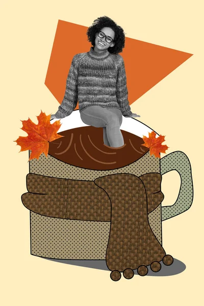 千年の正の女性の創造的なトレンドのコラージュが足を浸しますコーヒーカカオ巨大なカップは ニットスカーフを縦糸居心地の良い秋の葉の雰囲気 — ストック写真