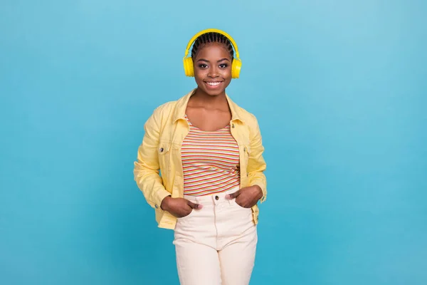 Retrato Menina Alegre Atraente Ouvir Melodia Passar Tempo Livre Isolado — Fotografia de Stock