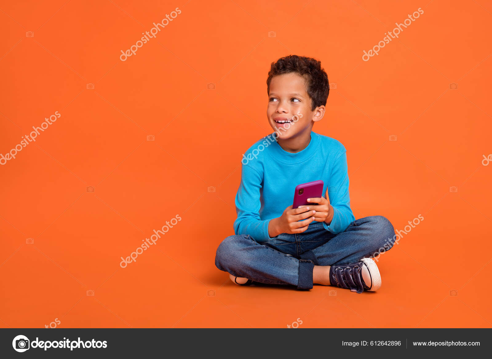 Foto Cuerpo Completo Lindo Niño Pequeño Mantenga Gadget Influencer