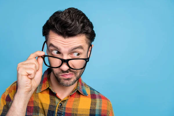 Foto Van Doordachte Knappe Man Gekleed Geruit Gekleurd Shirt Aanraken — Stockfoto