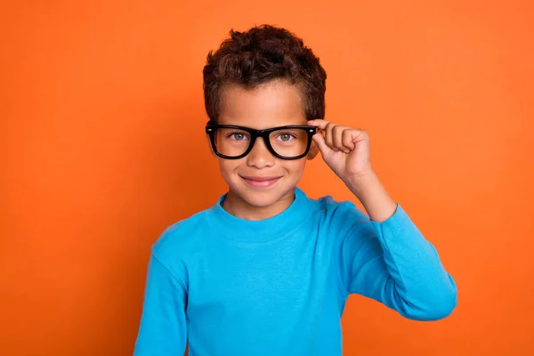 Närbild Foto Trevlig Smart Pojke Hand Touch Glasögon Tillbehör Klädd — Stockfoto