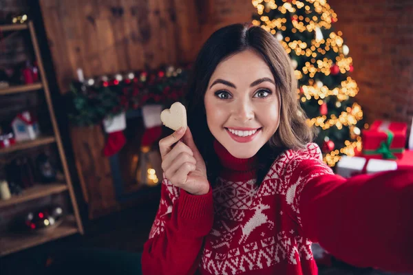 Retrato Positivo Mão Bonita Senhora Segurar Biscoito Forma Coração Pequeno — Fotografia de Stock