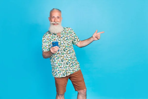 Foto Abuelo Guapo Alegre Sostener Teléfono Dedo Directo Espacio Vacío —  Fotos de Stock