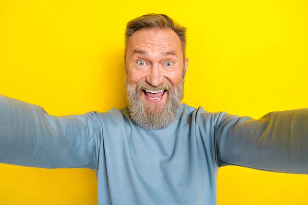 Bild Stilig Upphetsad Man Pensionär Klädd Blå Pullover Inspelning Själv — Stockfoto