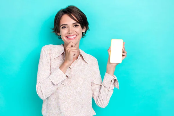 Neşeli Pozitif Kadın Kolu Fotoğrafı Modern Telefon Gösterimi Menü Gösterimi — Stok fotoğraf