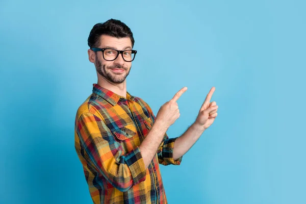 Porträt Eines Jungen Fröhlich Optimistischen Gutaussehenden Mannes Brille Und Kariertem — Stockfoto