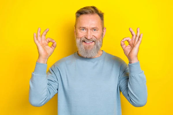 Foto Hombre Divertido Positivo Pensionista Vestido Jersey Azul Que Muestra — Foto de Stock