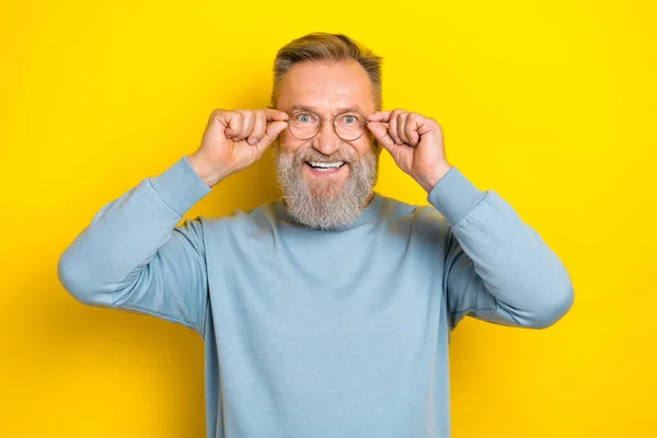 Foto Engraçado Homem Animado Pensionista Vestido Azul Pulôver Braços Óculos — Fotografia de Stock
