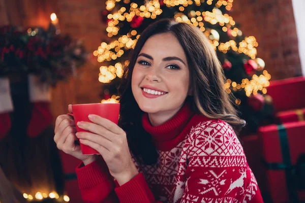 Foto Bella Ragazza Positiva Denti Braccia Sorriso Tenere Tazza Caffè — Foto Stock