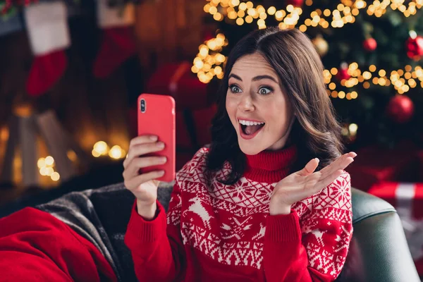 Retrato Pessoa Alegre Surpreso Segurar Telefone Chamada Vídeo Casa Natal — Fotografia de Stock