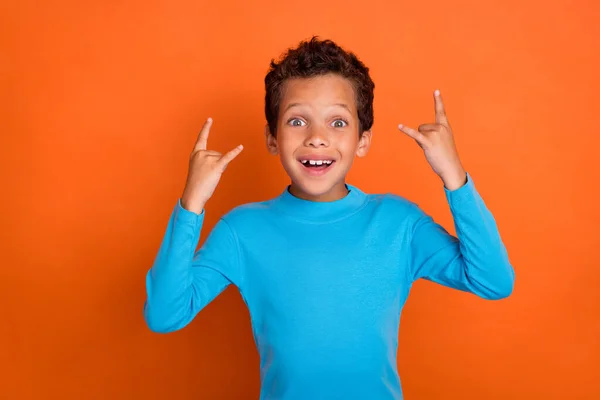 Foto Alegre Niño Fan Rock Musica Brazo Demuestra Símbolo Sonrisa —  Fotos de Stock