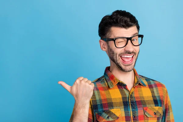Foto Van Vriendelijke Knappe Positieve Man Brillen Geruite Shirt Aangeeft — Stockfoto