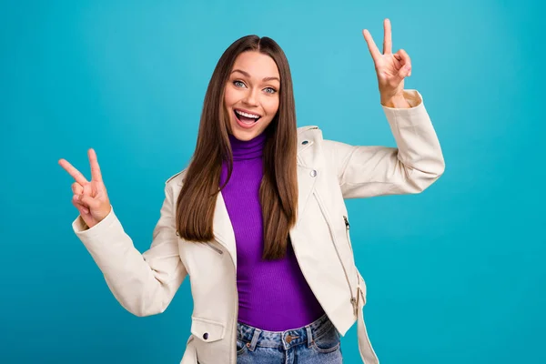 Foto Mujer Femenina Optimista Usar Ropa Moda Levantar Dos Brazos —  Fotos de Stock