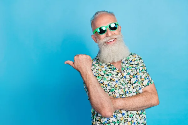 古い灰色の口ひげ髭の閉鎖写真正の笑顔指ポイント空のスペース広告夏の季節の寒機関は 明るい青の色の背景に隔離 — ストック写真