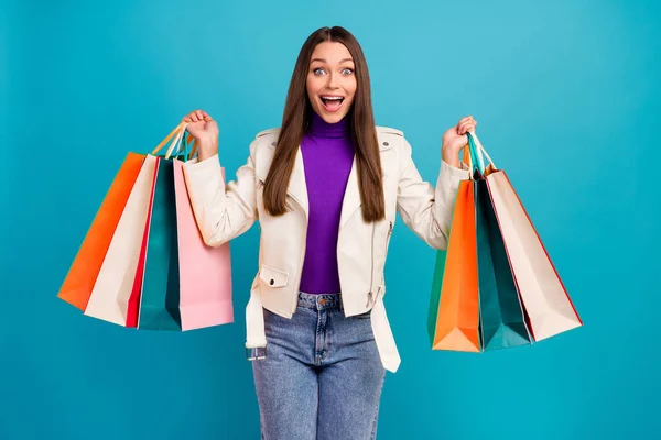 Foto Las Manos Muchacha Encantada Impresionada Brazos Sostienen Paquetes Inesperados — Foto de Stock