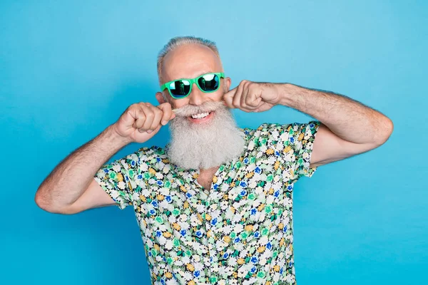 Foto Pensionista Velhice Avô Sênior Toothy Sorriso Tocar Seu Bigode — Fotografia de Stock