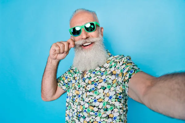 Selfie Φωτογραφία Του Ηλικιωμένου Αστείο Ενθουσιασμένοι Θετική Συνταξιούχος Φορούν Καλοκαιρινό — Φωτογραφία Αρχείου