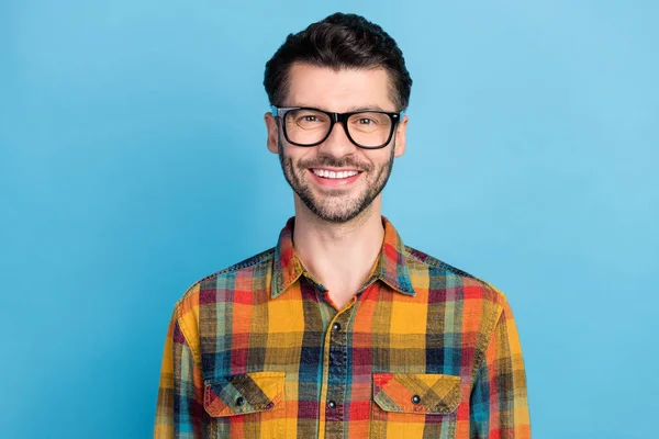 Foto Van Optimistisch Vriendelijke Knappe Man Glazen Geklede Geruite Shirt — Stockfoto
