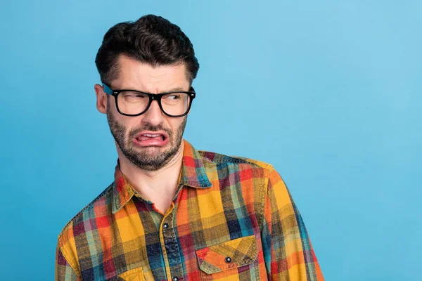 Foto Tío Morena Repugnante Mirada Espacio Vacío Gafas Desgaste Camisa — Foto de Stock