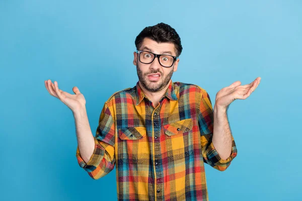 Foto Chico Joven Guapo Confundido Gafas Vestido Cuadros Camisa Pregunta — Foto de Stock