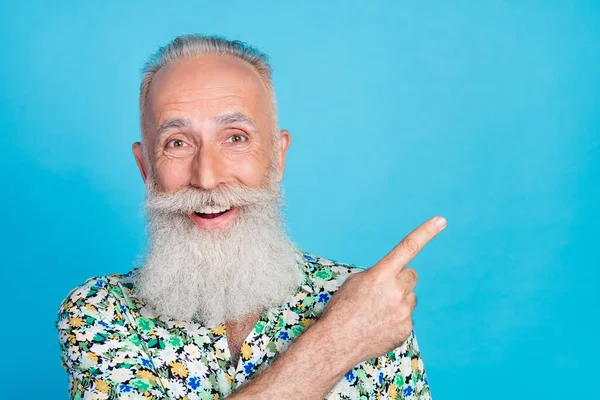 Foto Homem Engraçado Animado Pensioner Vestido Flor Impressão Camisa Apontando — Fotografia de Stock
