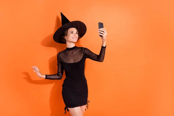 Zdjęcie Wesołej Dziewczyny Uroczy Trzymać Telefon Zrobić Selfie Izolowane Pomarańczowym — Zdjęcie stockowe