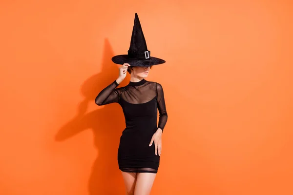 Photo Sérieux Sexy Jeune Dame Porter Robe Sorcière Noire Chapeau — Photo