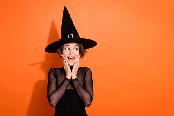 Foto Impressionado Engraçado Senhora Desgaste Preto Bruxa Vestido Boné Braços — Fotografia de Stock