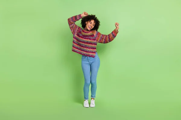 Foto Mujer Adorable Ensueño Usar Suéter Rayas Sonriendo Bailando Aislado — Foto de Stock