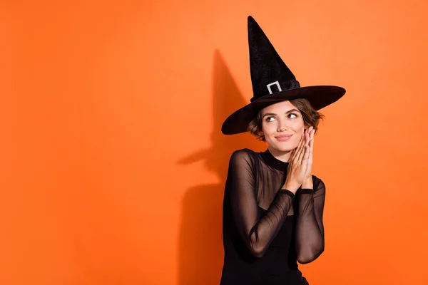 Düşünceli Tatlı Bir Bayanın Fotoğrafı Siyah Cadı Şapkası Takıyor Boş — Stok fotoğraf