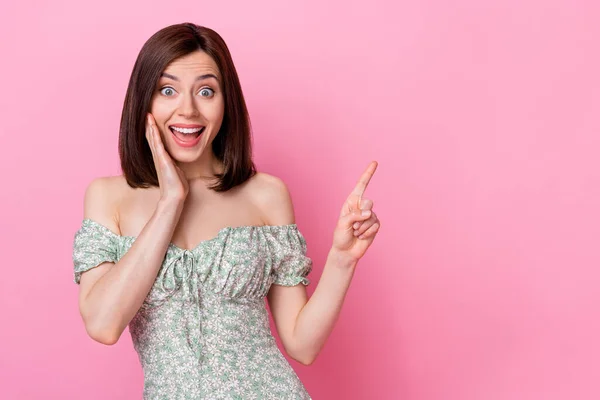 Retrato Adorable Alegre Bonita Señora Índice Espacio Vacío Mostrar Negro —  Fotos de Stock