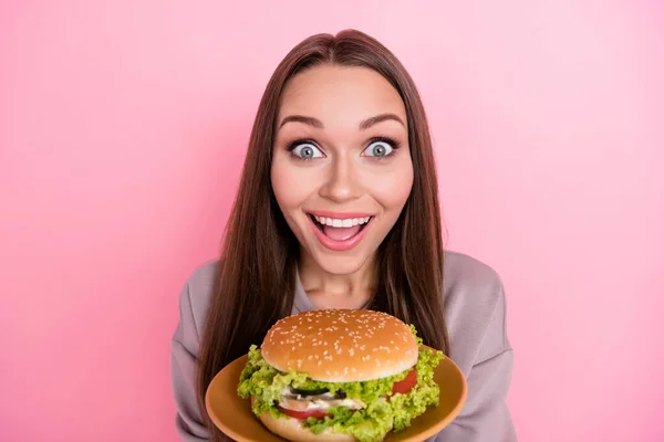 Portré Megdöbbent Vidám Hölgy Fogas Mosoly Kéz Fogja Burger Lemez — Stock Fotó