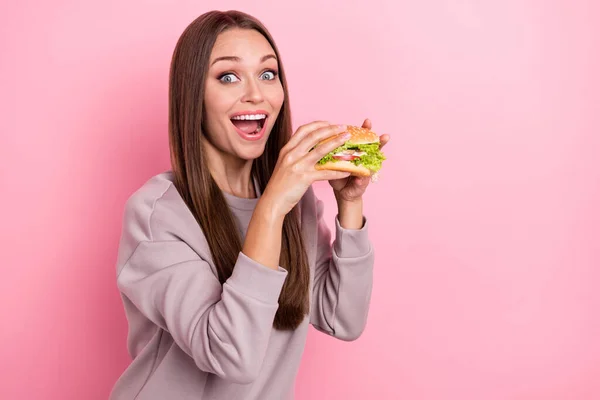 Porträtt Funky Positiv Dam Händer Hålla Burgare Toothy Leende Isolerad — Stockfoto