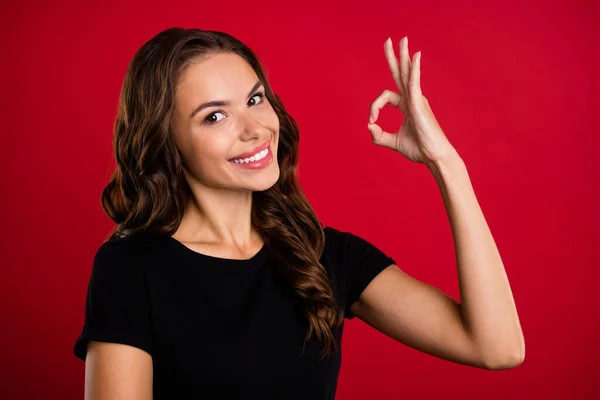 Foto Sognante Dolce Giovane Donna Indossare Shirt Nera Che Mostra — Foto Stock