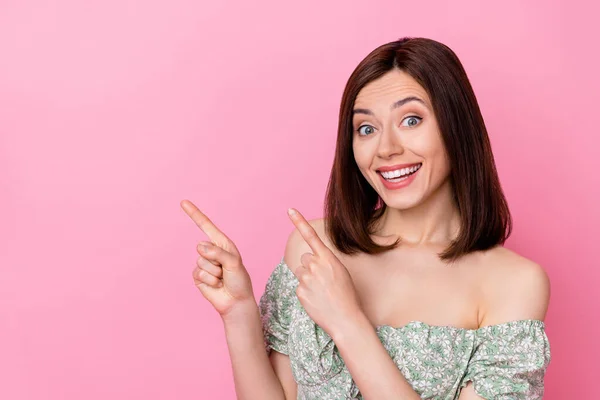 Foto Adorável Doce Senhora Usar Vestido Verde Apontando Dois Dedos — Fotografia de Stock