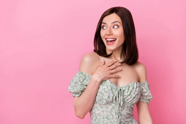 Foto Brilhante Impressionado Senhora Desgaste Verde Roupas Braço Peito Olhando — Fotografia de Stock