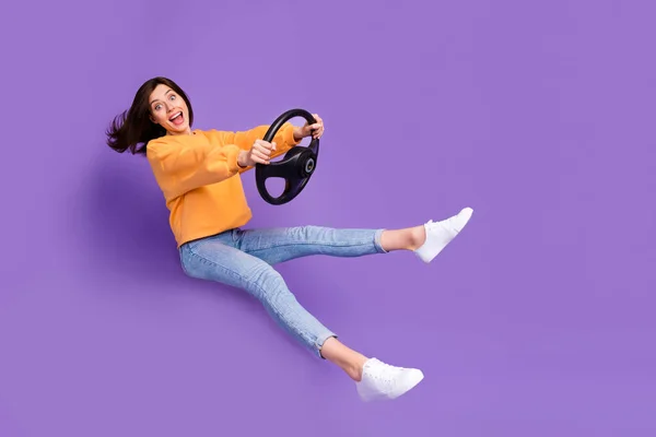 Volledige Foto Van Positieve Gekke Dame Gekleed Oranje Trendy Trui — Stockfoto