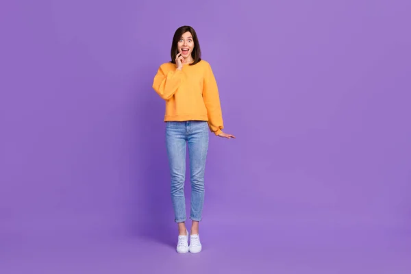 Foto Voller Länge Von Erstaunt Fröhliche Dame Stilvollen Pullover Beeindruckt — Stockfoto