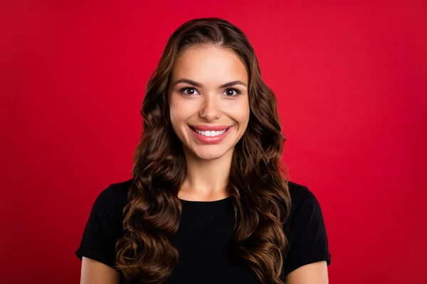 Photo Sweet Charming Young Lady Dressed Black Shirt Smiling Showing — Stock Photo, Image