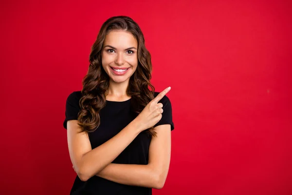 Foto Carino Lucido Giovane Signora Vestita Nera Shirt Sorridente Indicando — Foto Stock